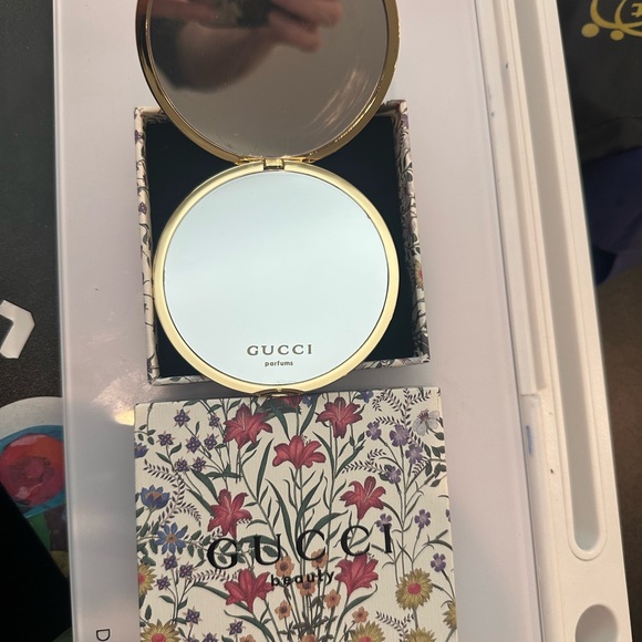 Gucci Floral Design Compact Mirror with Velvet Pouch and box - Picture 5 of 6